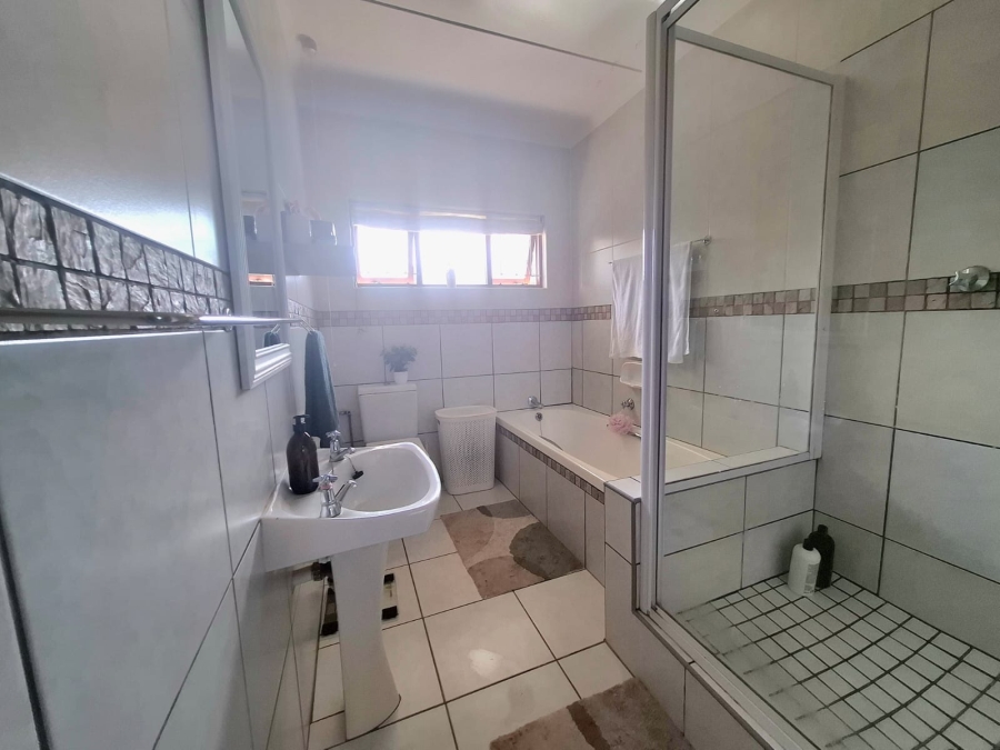 5 Bedroom Property for Sale in Beacon Bay Eastern Cape